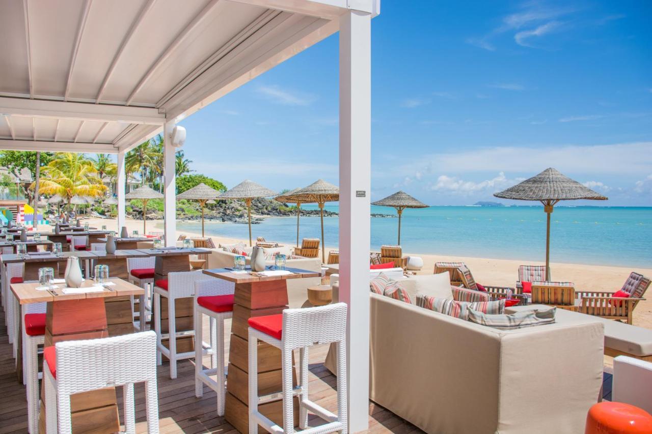 Lux* Grand Gaube Resort & Villas Luaran gambar Beachfront dining at the resort