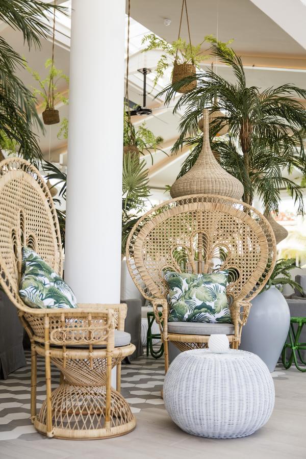 Lux* Grand Gaube Resort & Villas Luaran gambar A pair of peacock chairs
