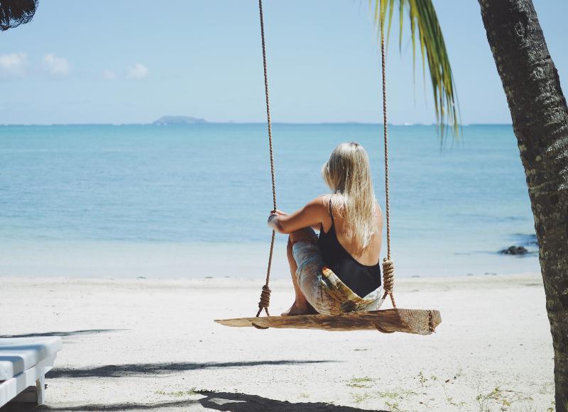 Lux* Grand Gaube Resort & Villas Luaran gambar A woman on a swing