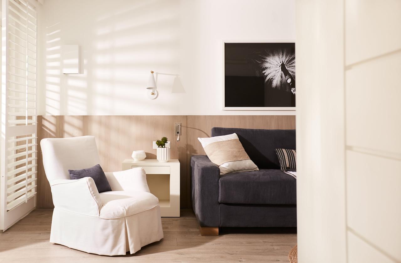 Lux* Grand Gaube Resort & Villas Luaran gambar A living room with a white armchair and a blue sofa