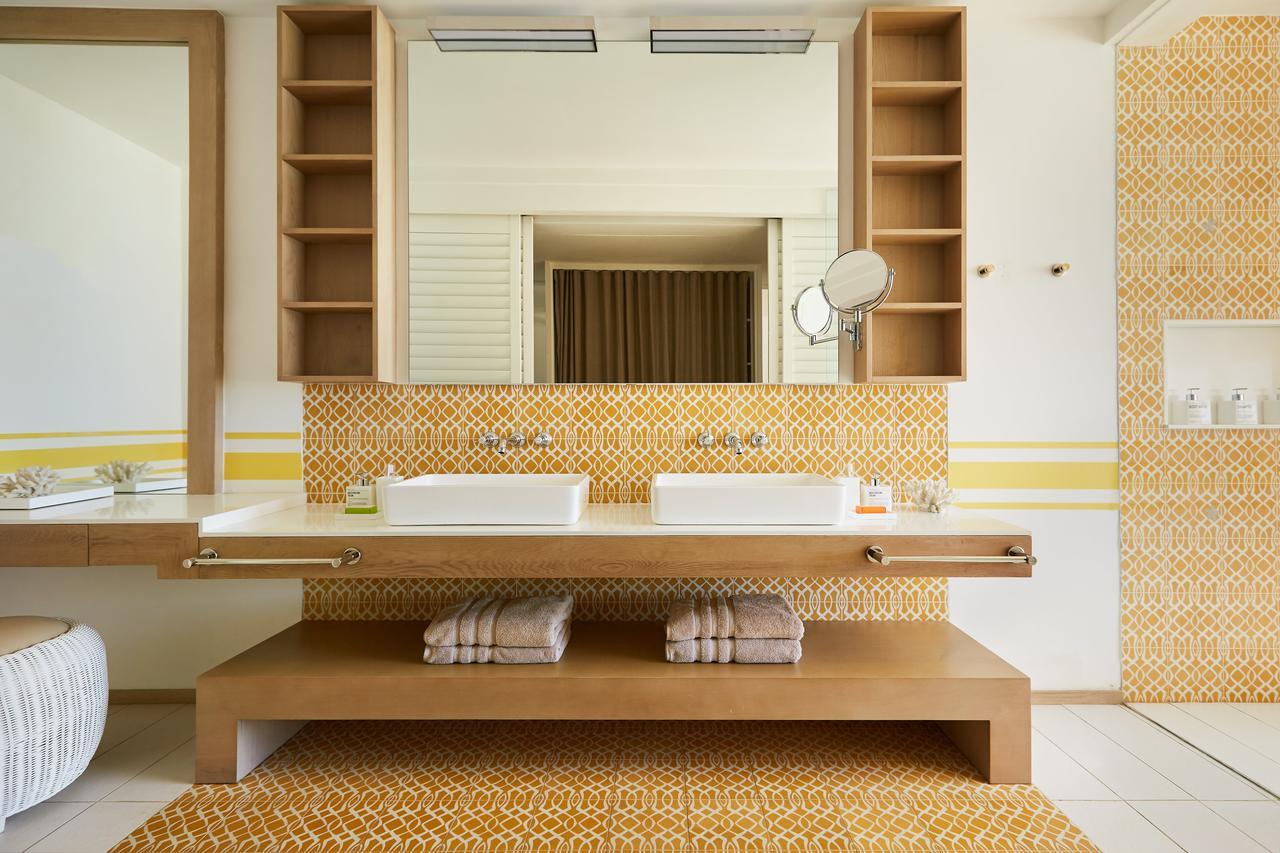 Lux* Grand Gaube Resort & Villas Luaran gambar Bathroom with hexagonal floor tiles
