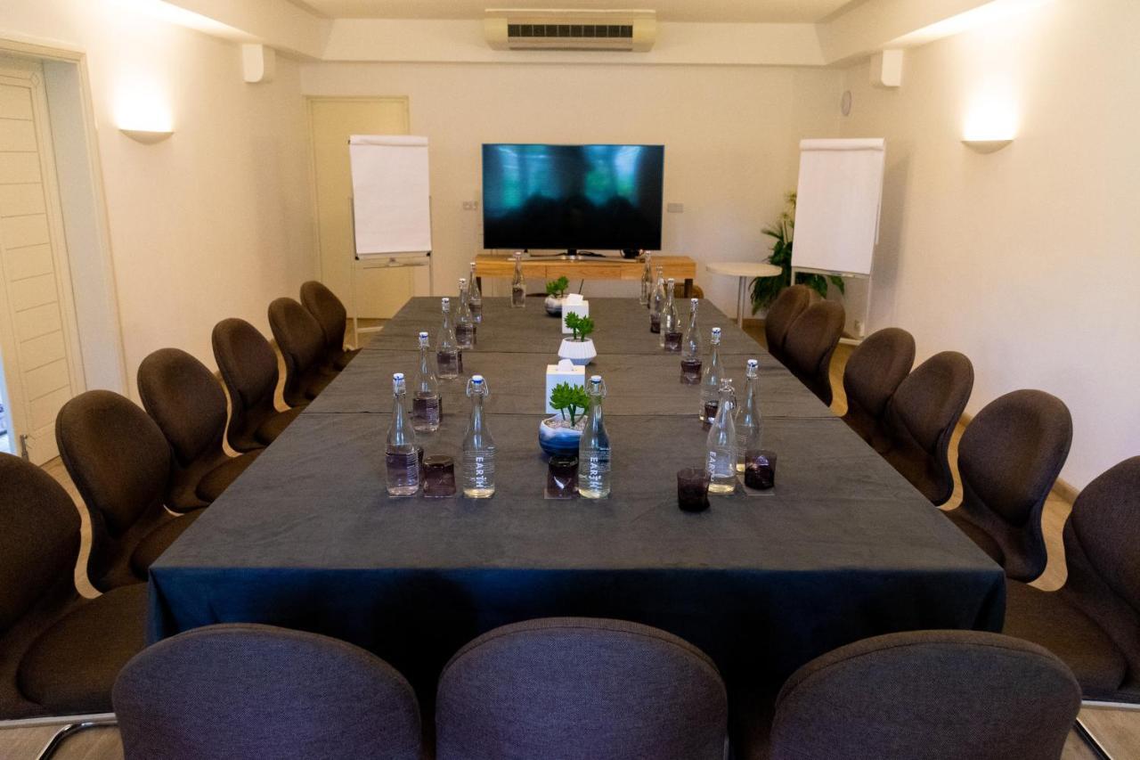 Lux* Grand Gaube Resort & Villas Luaran gambar The boardroom at the London School of Economics